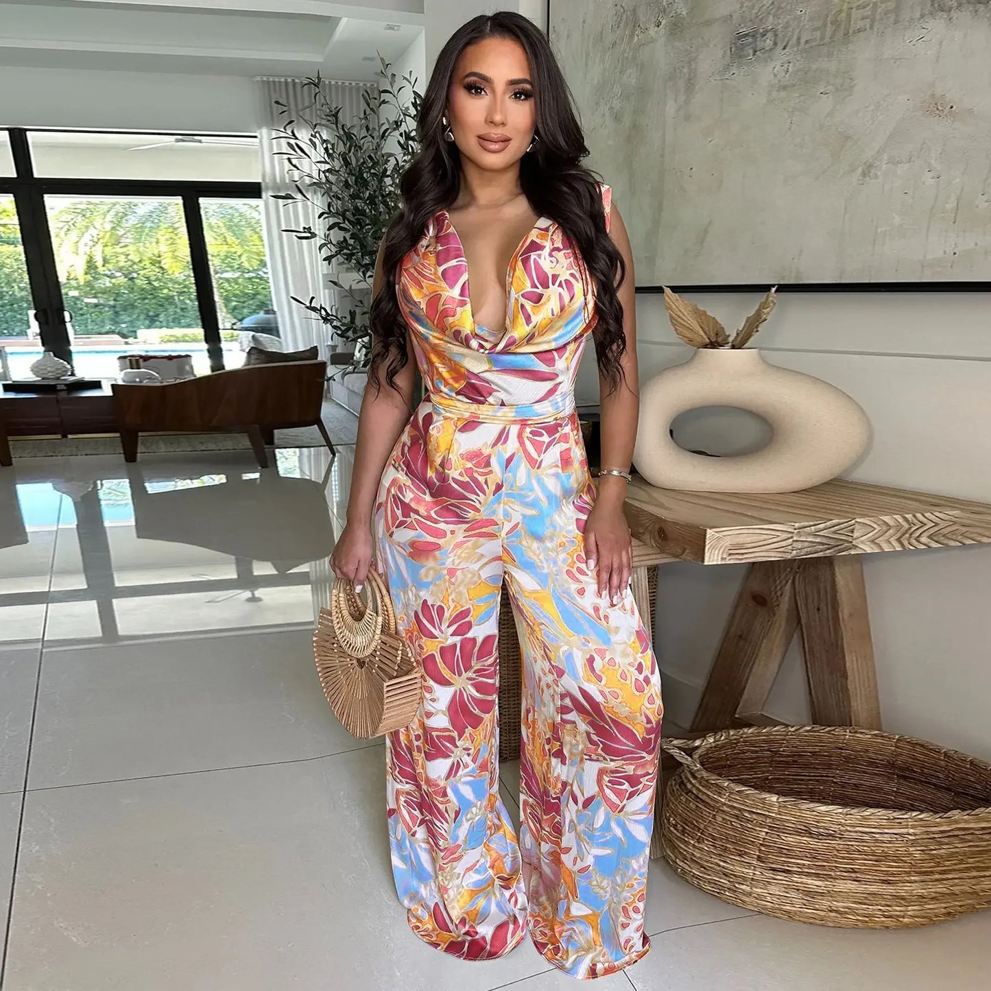 Der Jumpsuit mit Wasserfallausschnitt